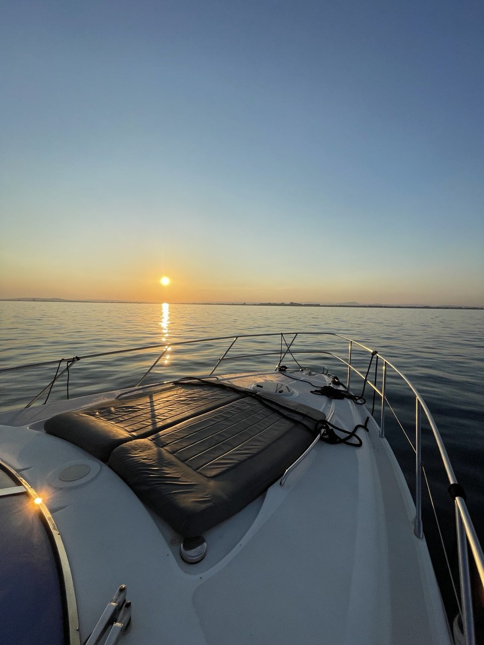 Vue depuis la proue du yacht Harmonie, face à Carnon