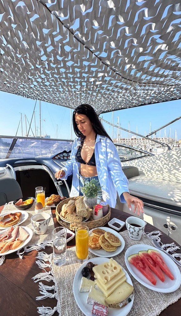 Petit-déjeuner servi sur le pont au réveil, face au port de Carnon