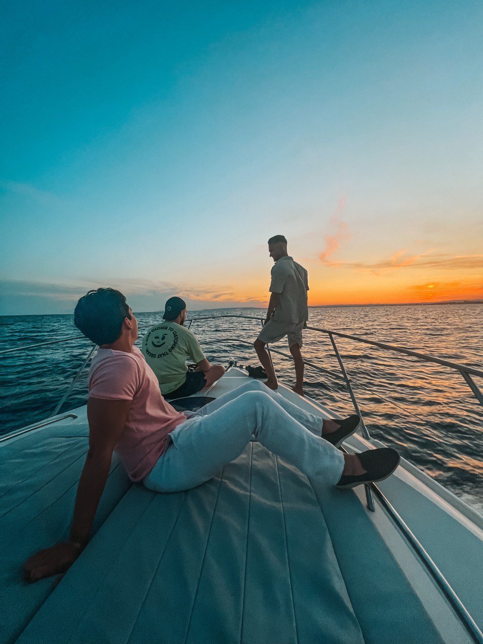 Entre amis à la proue du yacht Harmonie, au coucher de soleil